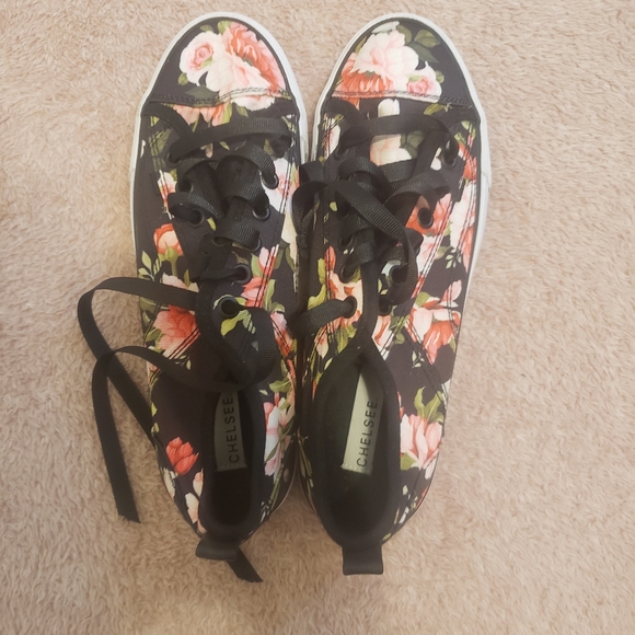 Chelsee Converse Sneakers - Picture 10 of 11